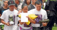 Despiden con flores a uno de los 13 policías muertos en ataque a helicóptero en Colombia