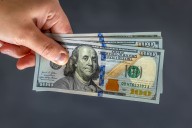 Mercados. Caen las acciones y sube el dólar, mientras el Gobierno se enfrenta a una prueba clave