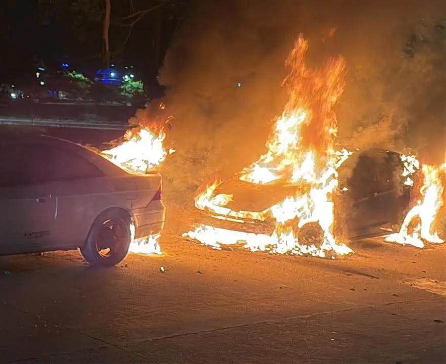 Queman autos de policías en Fluvial Vallarta; investigan el caso