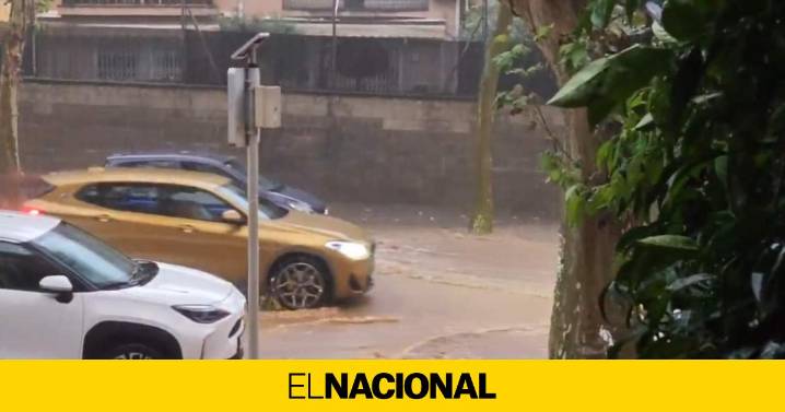 Una fuerte tormenta deja calles y bajos inundados en Badalona