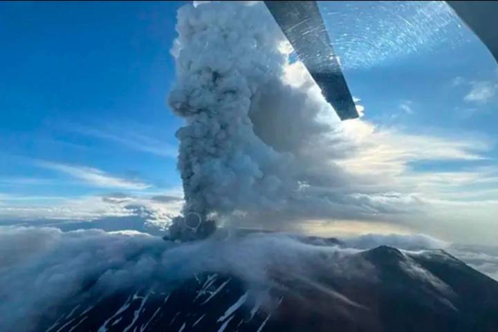 Imágenes del volcán que entró erupción en Rusia después de 500 años tras una réplica del sismo