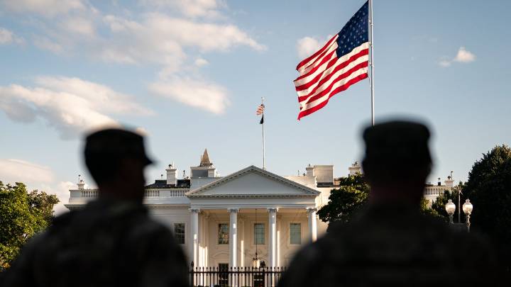 Arrestan a sospechoso de quemar una bandera de EEUU frente a la Casa Blanca tras orden ejecutiva de Trump