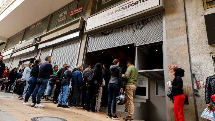 Tambalea Alfredo Saade en el Gobierno Petro: Embajador enfrenta posible destitución por lío de pasaportes