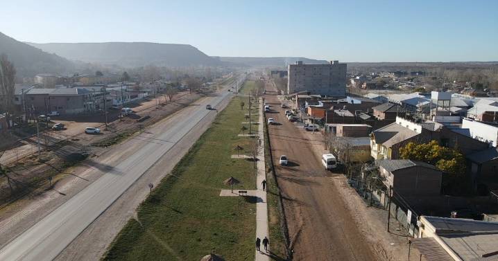 Añelo avanza con la pavimentación de la calle Colectora 01