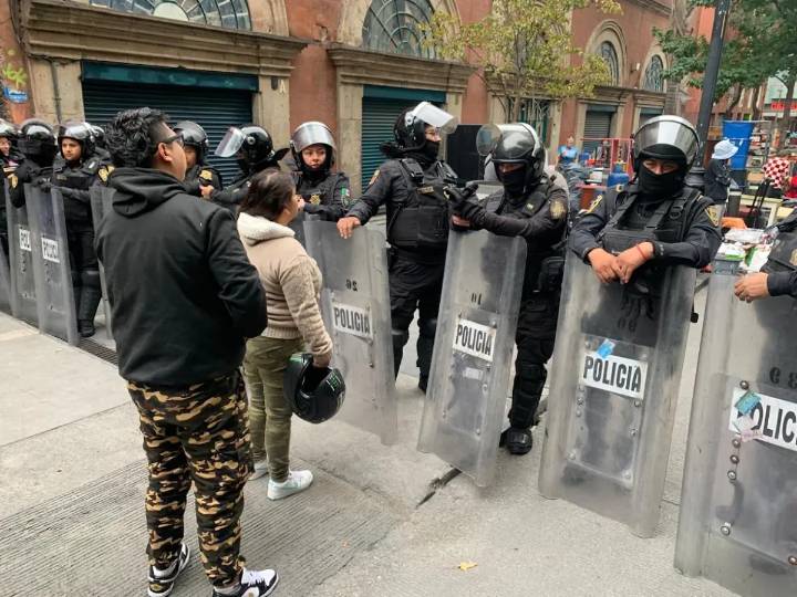 Agreden a reportera de La Jornada durante desalojo en el Centro Histórico