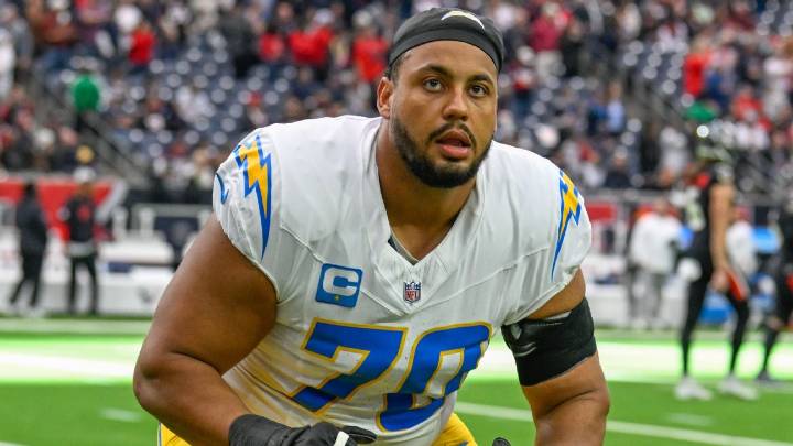 Chargers lose Rashawn Slater for season with ruptured patellar tendon