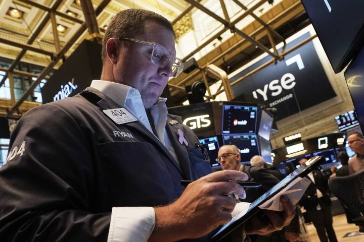 Tech stocks drive S&P/TSX composite lower, U.S. markets flat amid hot macro data