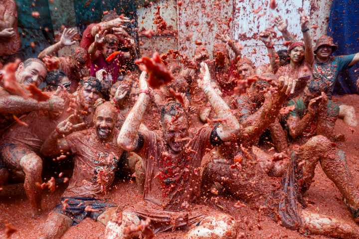 Mas de 22.000 personas combaten a tomatazos en la popular fiesta española de la Tomatina