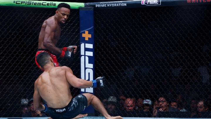 UFC 319 Fight Grades -- Did two spinning back elbow finishes save the card