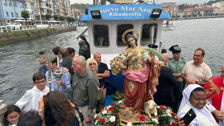 Ribadesella remata con una procesión marítima las fiestas de Santa Marina