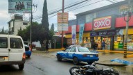 Choca motocicleta frente al Oxxo de Ixcotel en Santa Lucía