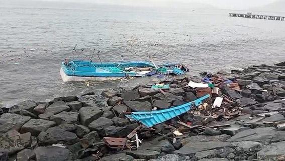 Fuerte oleaje destruye embarcaciones en Chimbote