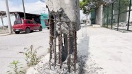 Habitantes de La Esmeralda en Ramos Arizpe reportan 3 postes de la CFE en mal estado