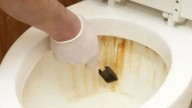 Este truco casero elimina el sarro del inodoro sin cloro