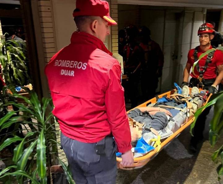 Mujer de 32 años sufre graves heridas al caer desde un tercer piso en Córdoba al rescatar a su gato