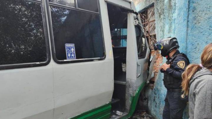 13 lesionados, incluido un niño, tras choque de microbús contra casa en Cuauhtémoc