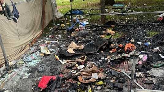 Deteñen a tres menores por tentar queimar a unha persoa sen fogar e a uns feirantes