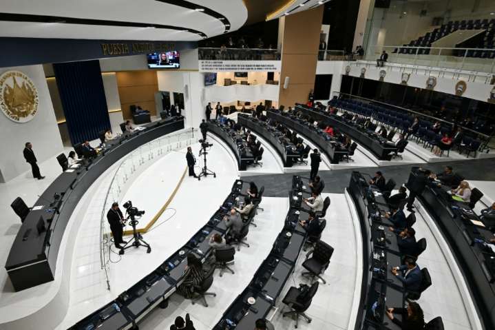 Congreso de El Salvador controlado por Bukele discute la reelección presidencial indefinida