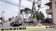Reemplaza CFE postes dañados; atienden reportes de vecinos en Ramos Arizpe