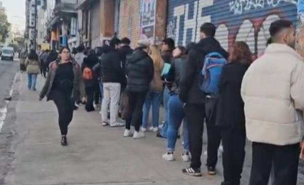 Largas filas para conseguir trabajo en Chacarita