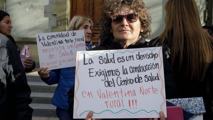Vecinos y trabajadores de Valentina Norte Rural reclamaron por el Centro de Salud frente a Casa de Gobierno