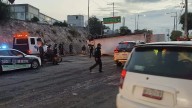 Camión vuelca en la avenida Gustavo Baz, Tlalnepantla a la altura de La Quebrada y complica la circulación