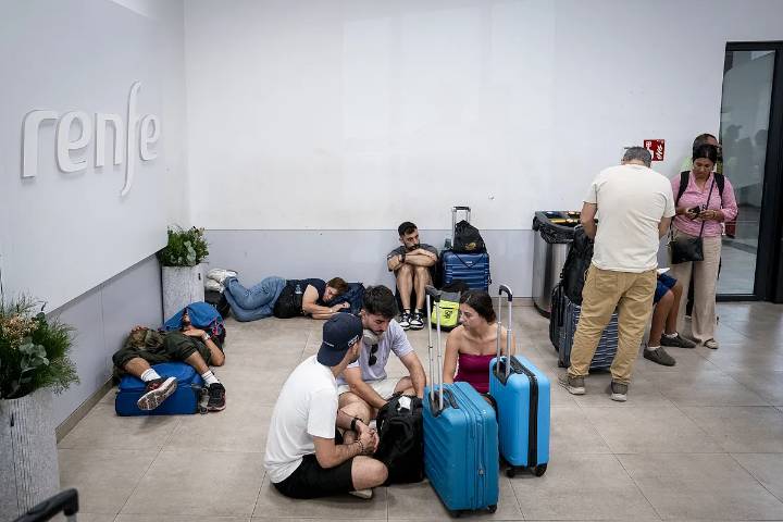 La evolución de los incendios obliga a mantener suspendidos los trenes entre Madrid y Galicia al menos hasta las 17:00 horas