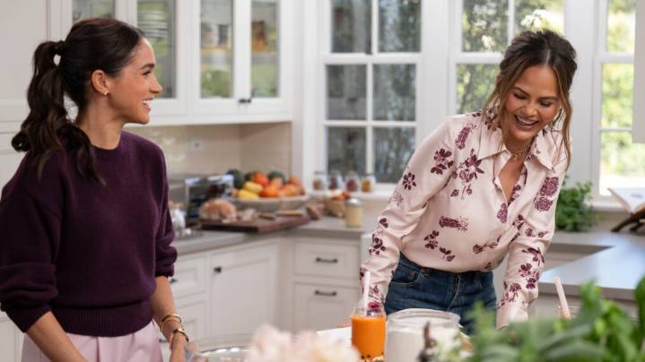 Meghan Markle & Chrissy Teigen Recall Weird ‘Deal or No Deal’ Backstage Beauty Moment
