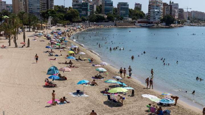 La playa de la Albufereta, en Alicante, cerrada al baño por "niveles anómalos de contaminación"