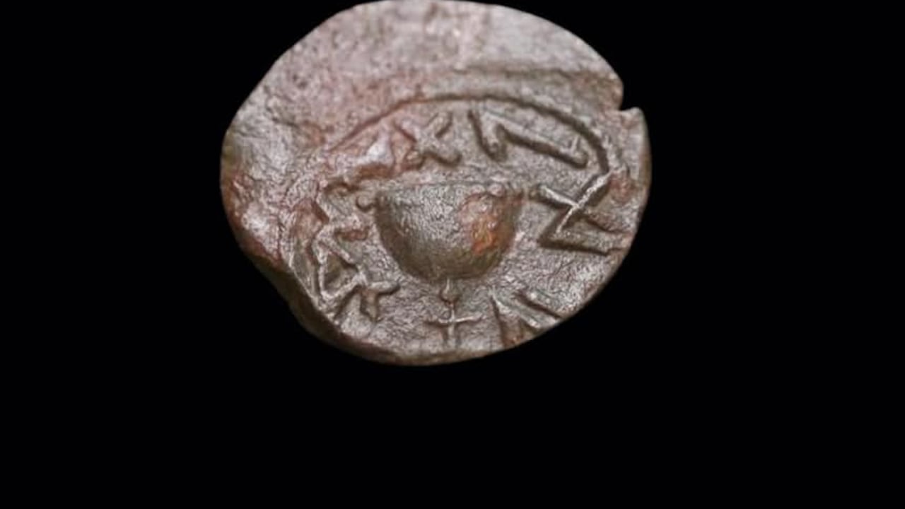 La extraña moneda de 2000 años de antigüedad que fue encontrada de casualidad en una excavación; vale una fortuna