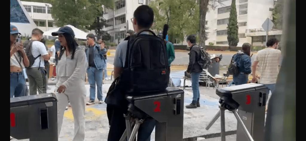 Estudiantes irrumpen en Ingeniería de la UAEMéx; exigen la entrega de instalaciones