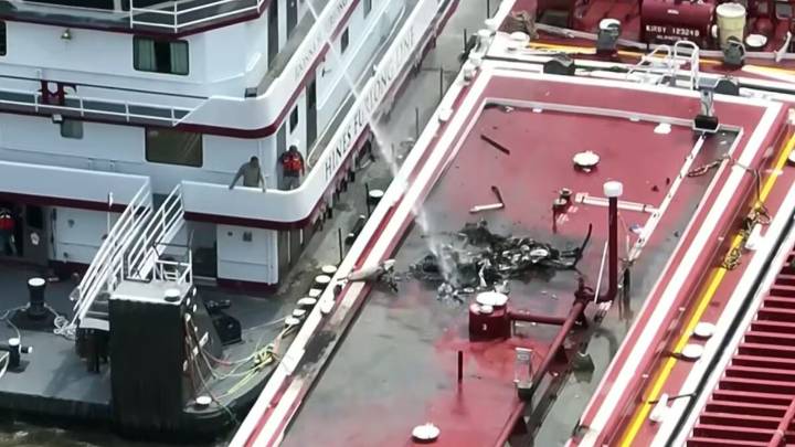 Helicopter crashes into a barge over the Mississippi River, killing 2 people