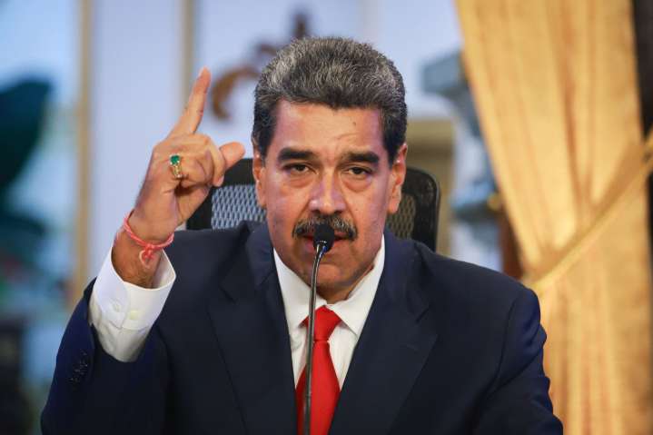 Venezolanos acuden a jornada de alistamiento militar convocada por Nicolás Maduro