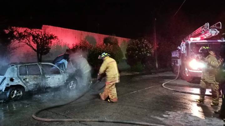 Fuego arrasa con un vehículo en la localidad Guadalupe, Acámbaro