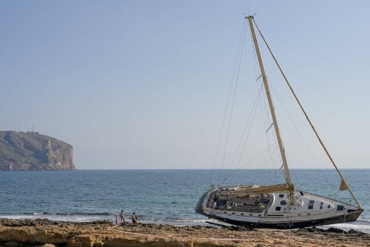 El Ayuntamiento de Xàbia retira el combustible del gran velero encallado ante el silencio del dueño