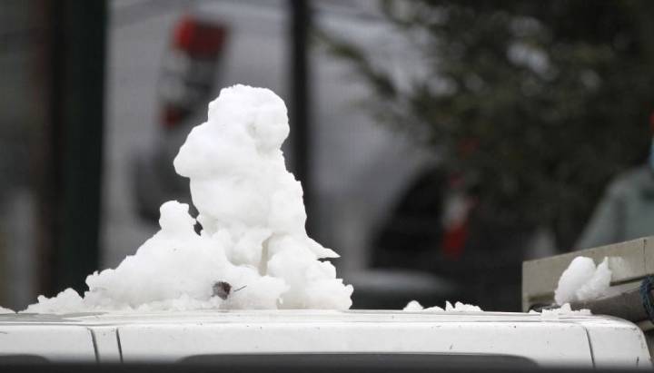 "Muy atípica o fuera de lo normal": Confirman nieve para Santiago desde este jueves