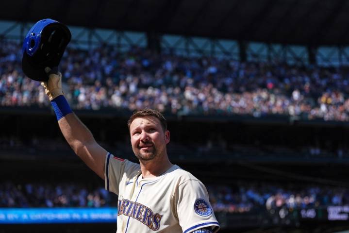 Cal Raleigh hits his 48th, 49th homers to set MLB season mark for catchers, passing Salvador Perez
