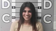 Mujer de Kentucky causa daños de más de $12,000 al auto de su exnovio y su foto policial sonriente se hace viral