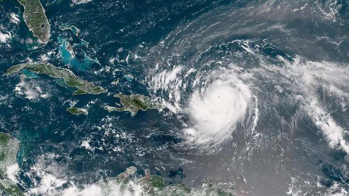 Erin se convierte en huracán categoría 5 en su paso por el Caribe