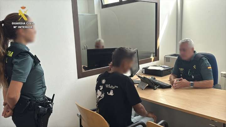 Un joven de 22 años intenta estrangular y acuchillar a su novia en Calahorra: convivían pese a una orden de alejamiento