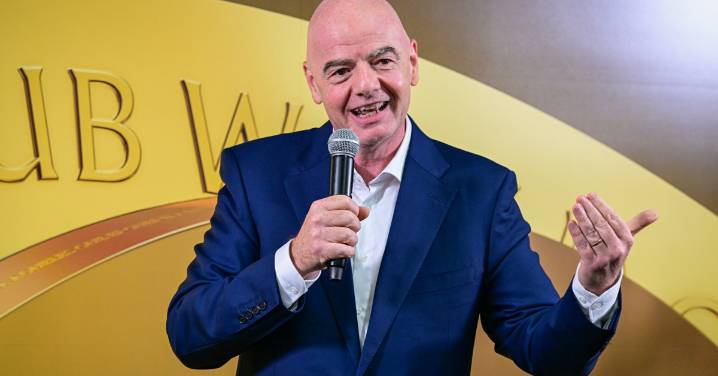 Condena Infantino los ataques entre aficionados de la Universidad de Chile y el Independiente