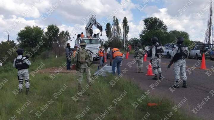 Con equipo de corte especializado derribaron arco Centinela en Guerrero