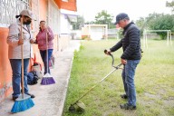 Alcalde Alfonso Sánchez García pone manos a la obra y encabeza tequio en primaria Xicohténcatl