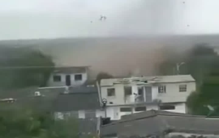 Fuerte tornado dejó varias viviendas sin techo