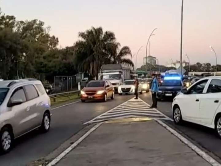 Un policía murió al perder el control de su moto en la General Paz y hay caos de tránsito: 12 kilómetros de cola