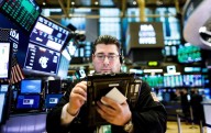 Dow Jones sube 0.6%, S&P 500 gana 0.8% y Nasdaq escala un 1% en el cierre semanal