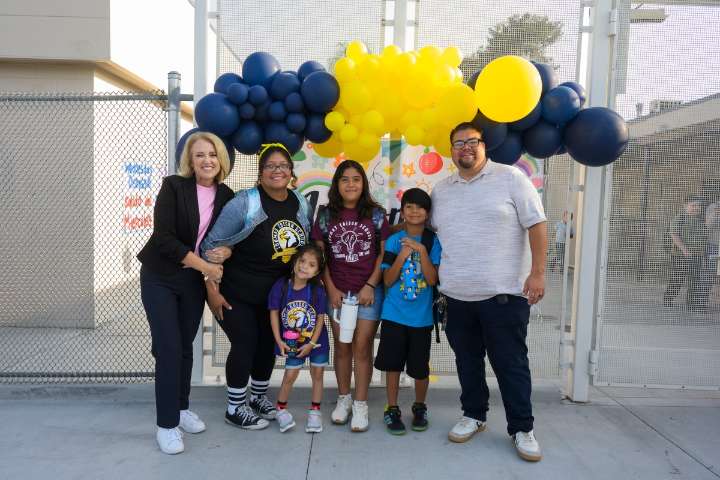 Estudiantes de Anaheim regresan a clases 