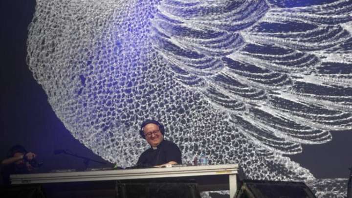 El cura DJ, el padre Guilherme, pone a bailar a 150.000 personas en el Medusa Festival de Cullera, Valencia