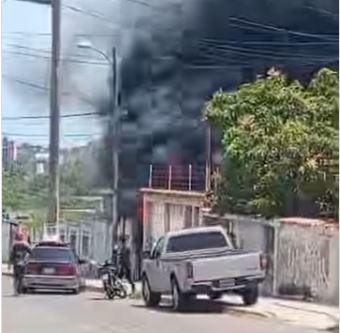 ¡Alerta en Primero de Mayo! Incendio arrasa terreno baldío, pero milagrosamente, nadie resultó herido.