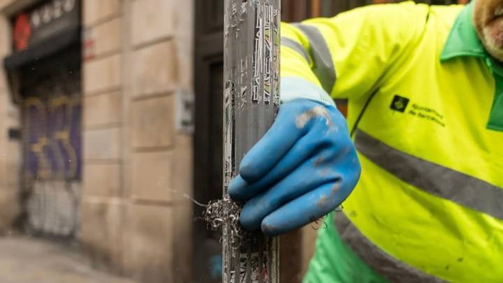 Barcelona retira 24.640 carteles y pegatinas del espacio público entre marzo y julio